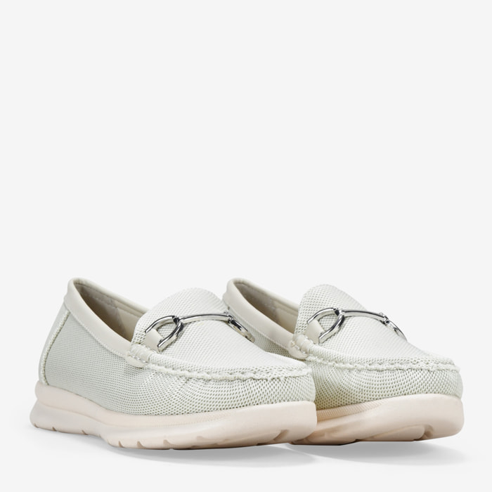 Mocasines beige con detalle metálico al tono