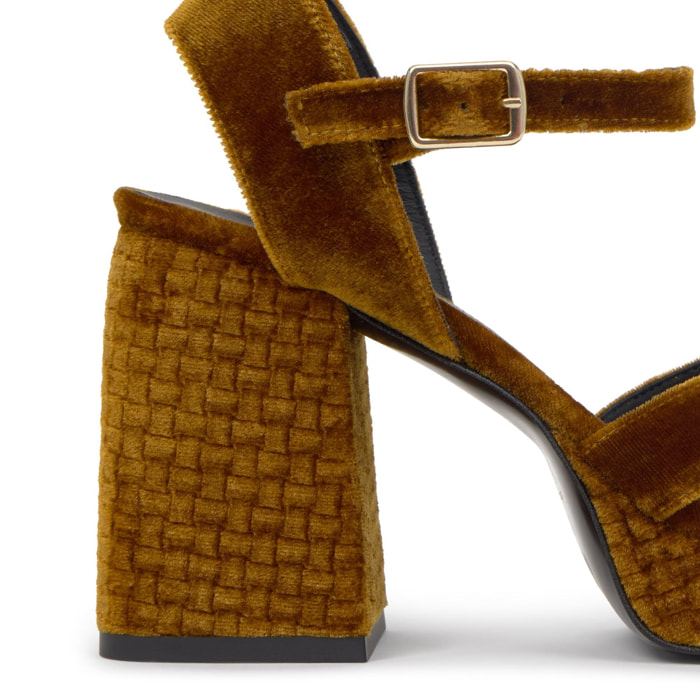 Sandalia de tacón Vero en terciopelo con cierre de hebilla