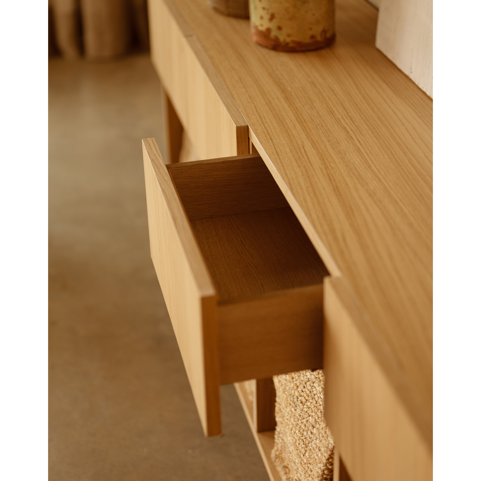 Aparador con 4 cajones de chapa de madera de roble natural de 176x40cm Alto: 75 Largo: 176 Ancho: 40