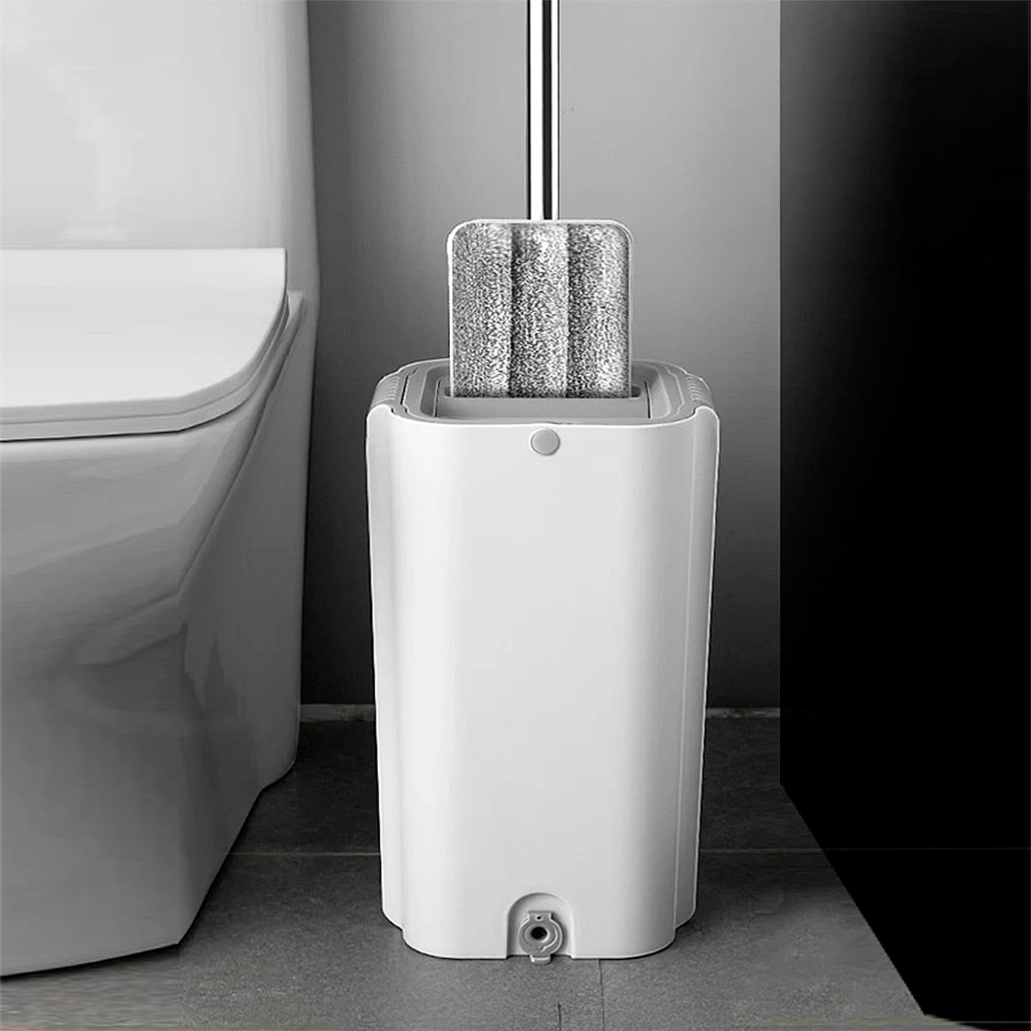 Mocio con rotazione a 360°, secchio con sistema di strizzatura efficiente e tappo di scarico. Include 3 panni in microfibra.