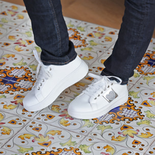 Sneakers in simil pelle con dettaglio strass