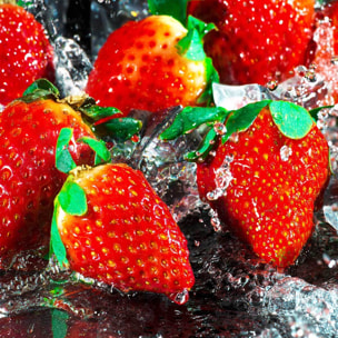 Affiche encadrée fraises fraîches sur glace Affiche + cadre en métal - Noir