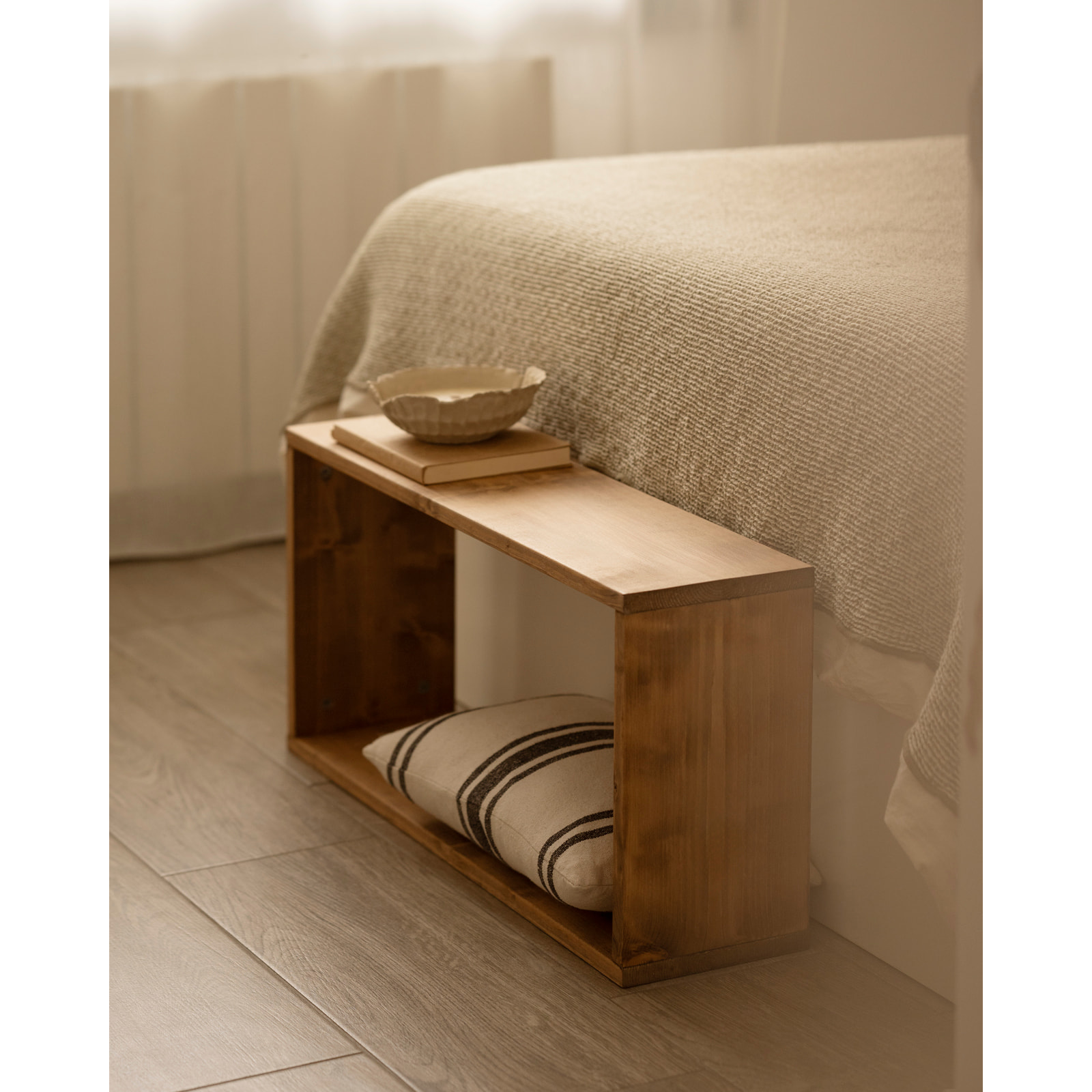 Mueble auxiliar de madera maciza en tono roble oscuro Alto: 38 Largo: 80 Ancho: 20