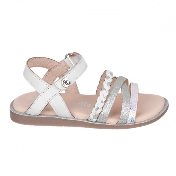 Sandalia en piel con tiras y cierre  velcro