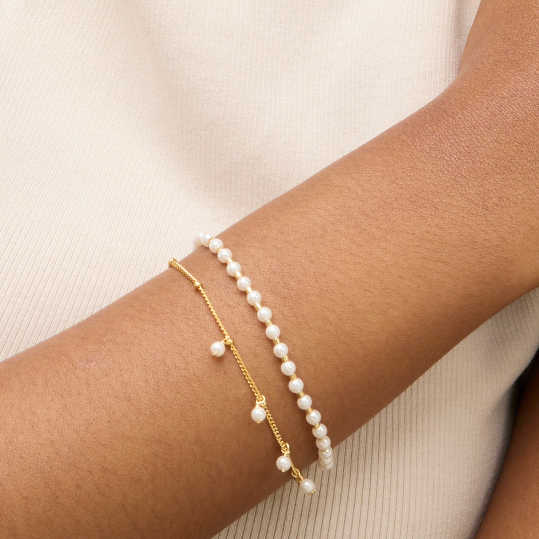 Pulsera de Perla Blanca acabada en oro amarillo de 18k