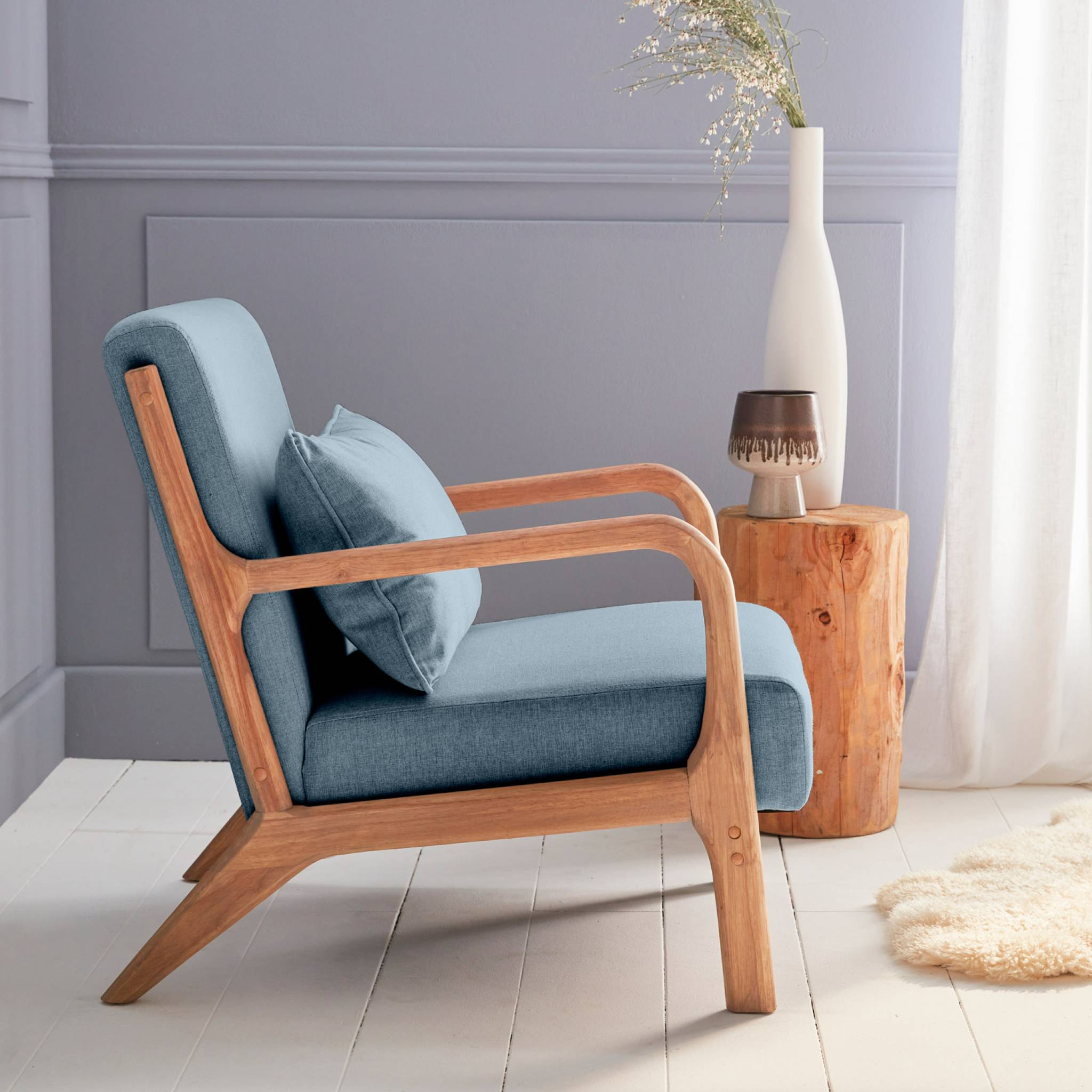 Fauteuil design en bois et tissu. 1 place droit fixe. pieds compas scandinave. assise confortable. structure en bois solide. bleu