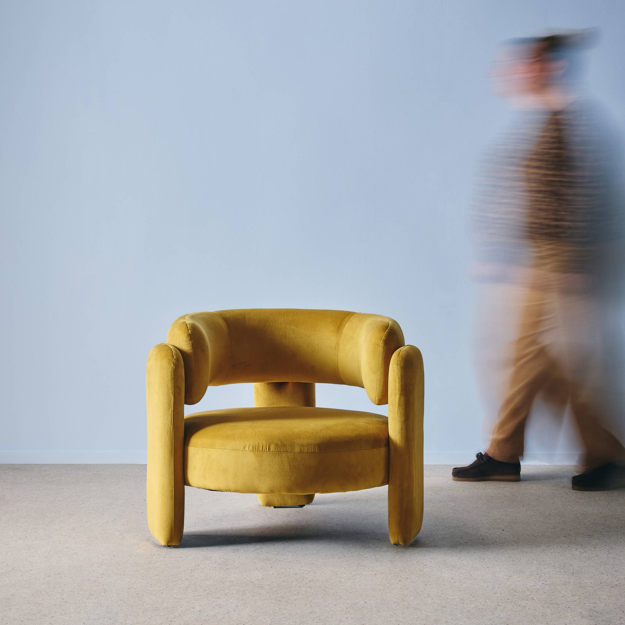 Fauteuil tripode en velours moutarde