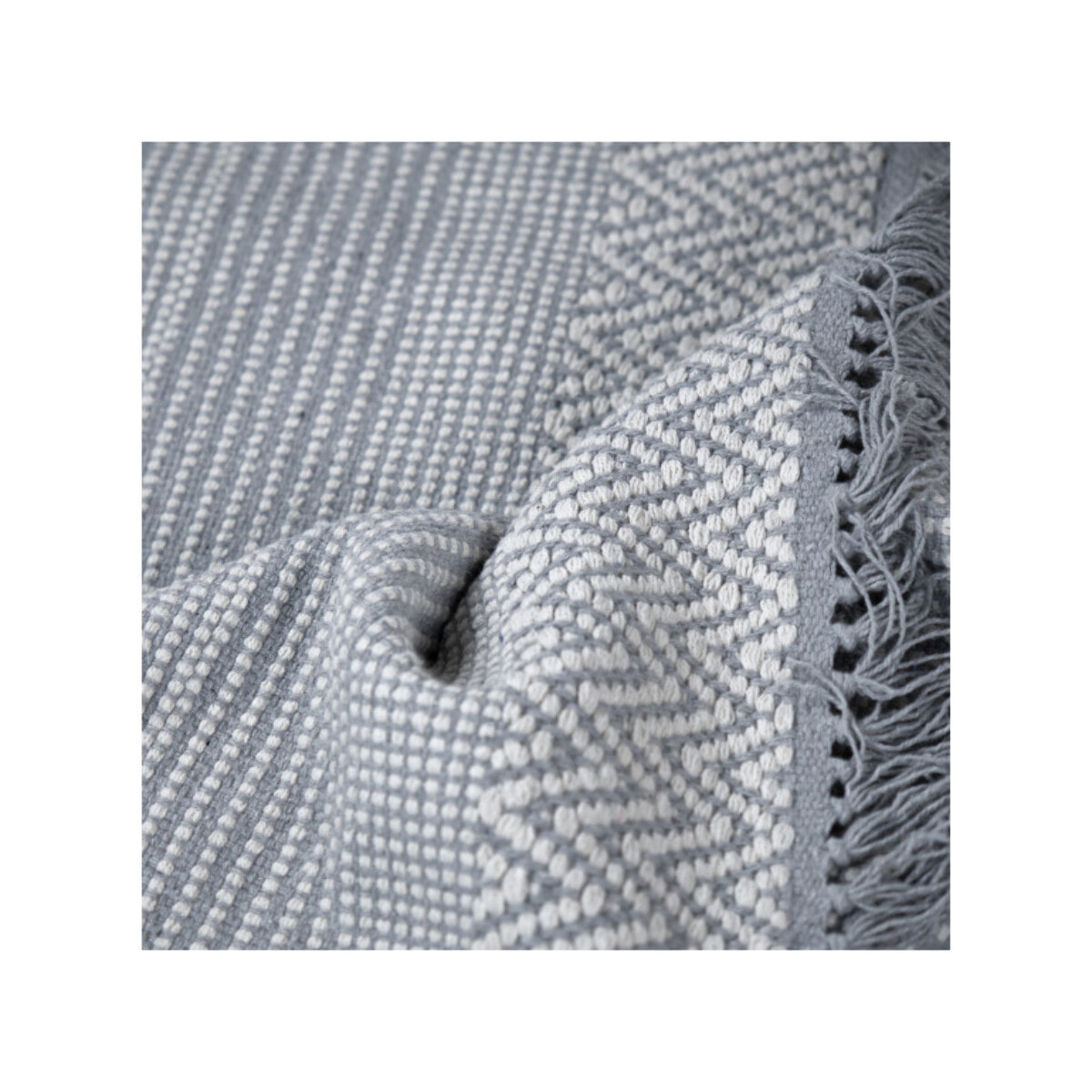 Tapis en coton brodé lignes et chevrons gris clair avec franges - MINA
