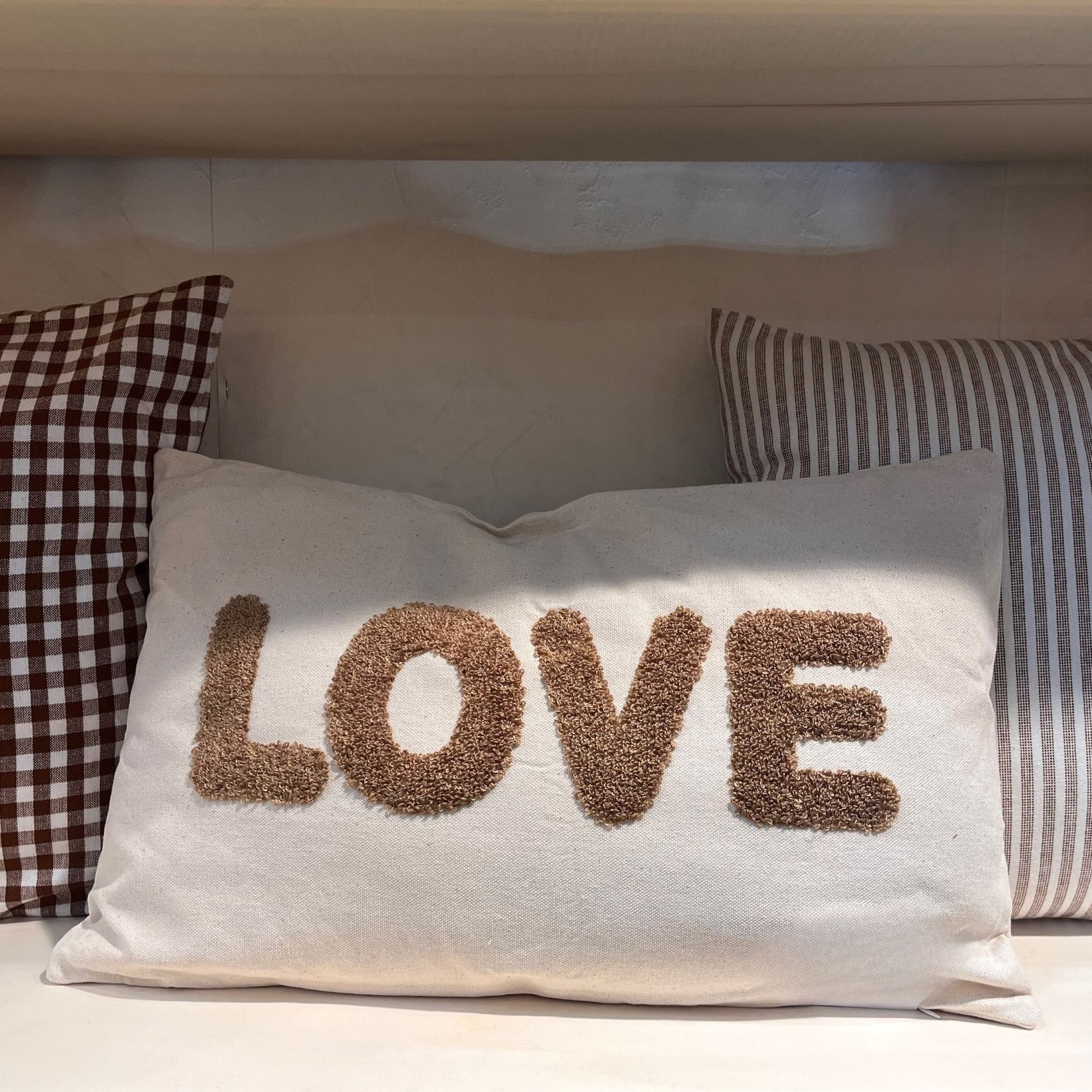 Coussin en  bouclette Love - Beige