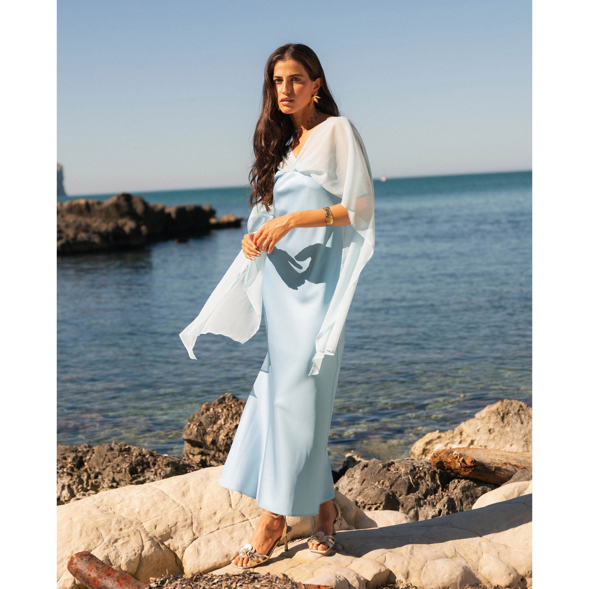Vestido midi satinado con escote palabra de honor y capa de gasa multiposición