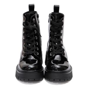 Anfibi in simil pelle verniciata con stringhe