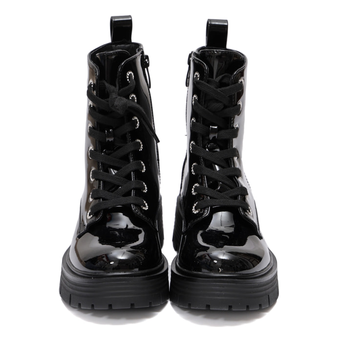 Anfibi in simil pelle verniciata con stringhe