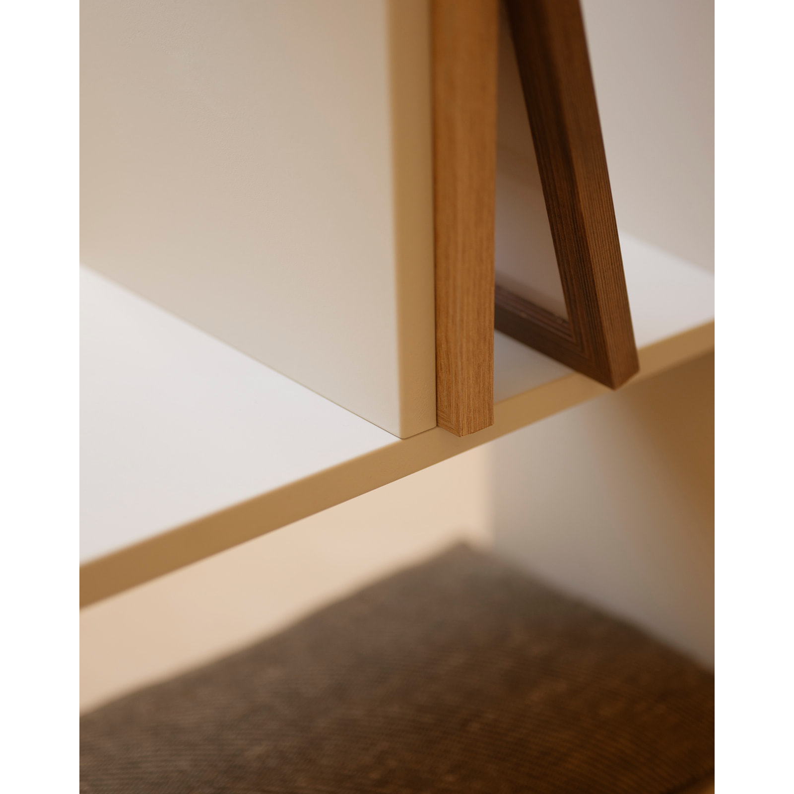 Mueble auxiliar de madera lacada en tono beige con 1 estante y 2 separadores Alto: 74 Largo: 80 Ancho: 20