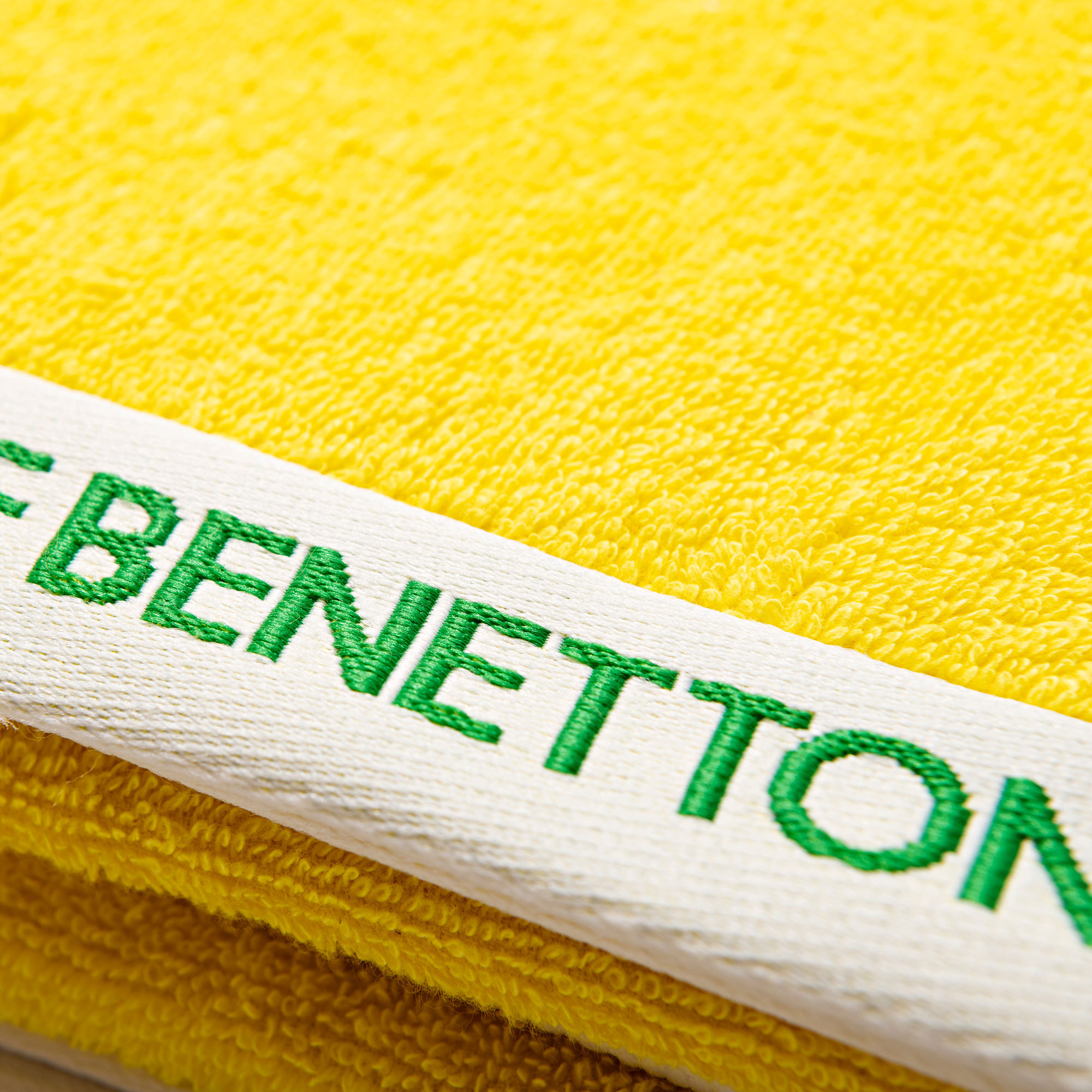 Toalla de playa velour amarillo benetton