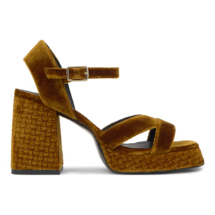 Sandalia de tacón Vero en terciopelo con cierre de hebilla