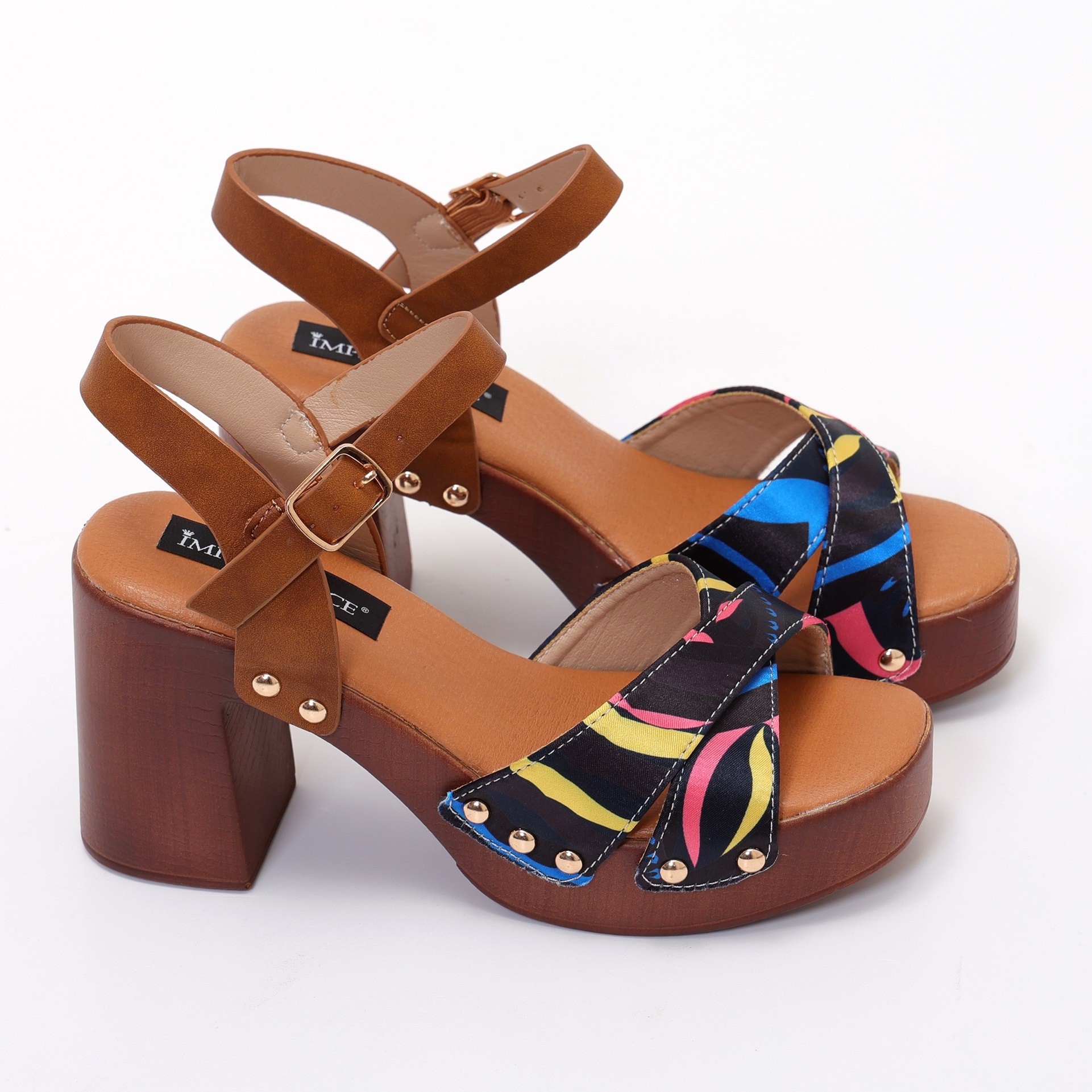 Sandali con tacco comodo e fasce in tessuto multicolore