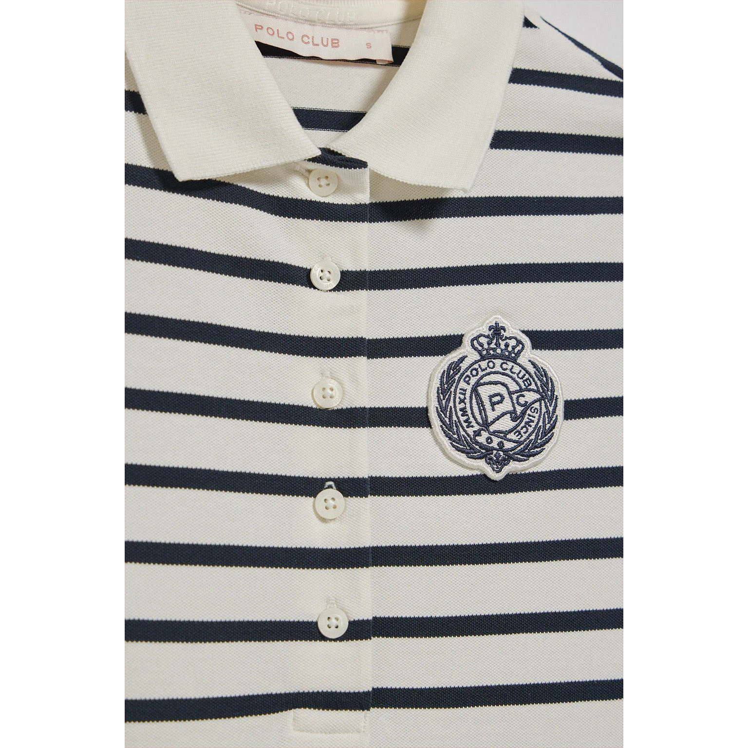 Vestito ecrù a righe e collo a polo con toppa nautica