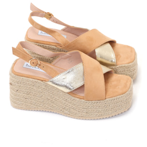 Sandali in simil pelle scamosciata con zeppa in rafia