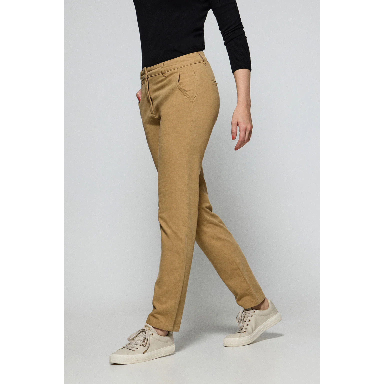 Pantaloni chino May color sabbia con ricamo sulla tasca minimal Polo Club sulla tasca