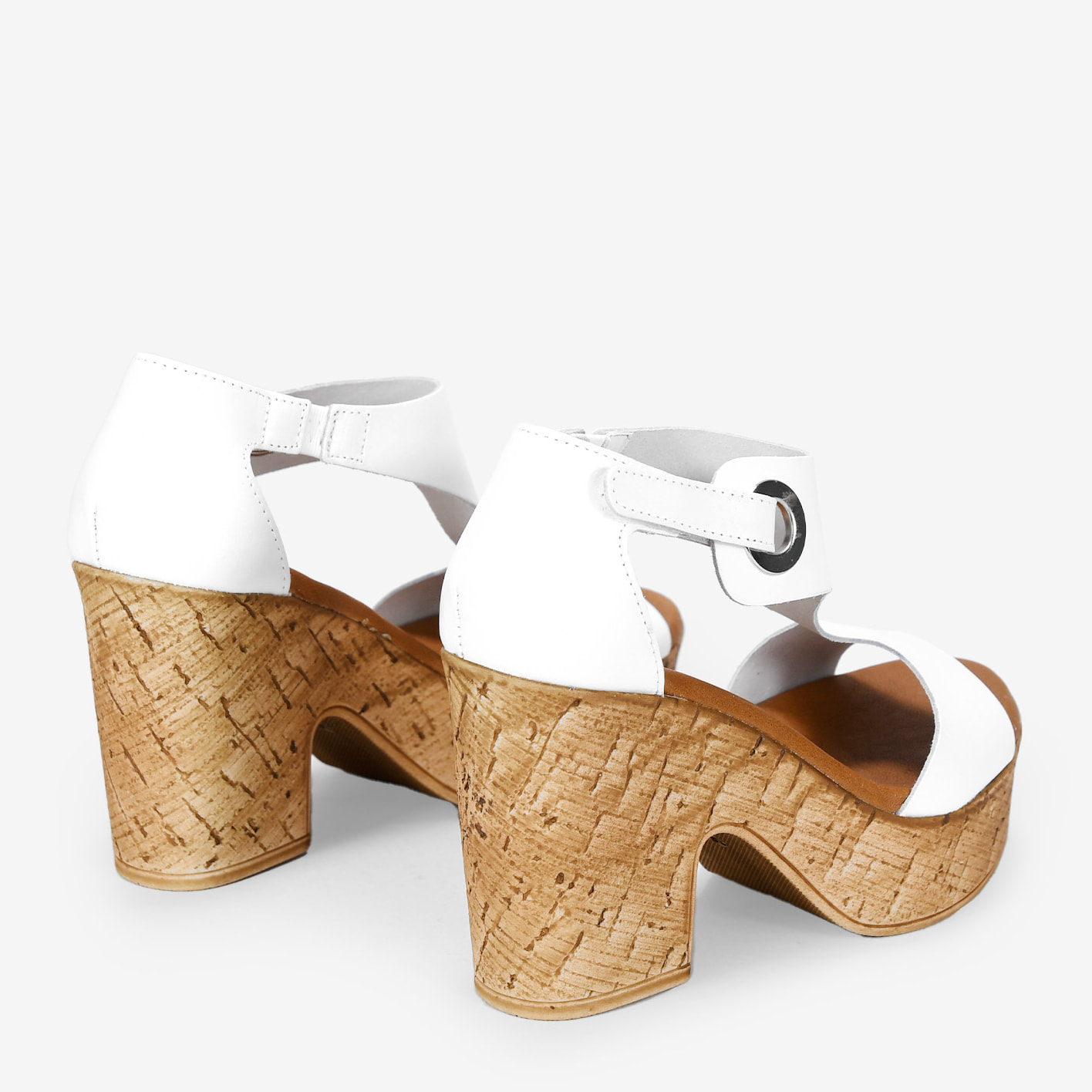 Sandalias blancas en piel con tacón