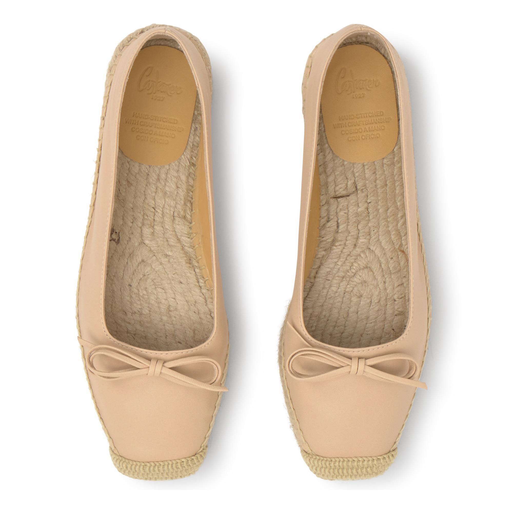 Alpargata Pax plana estilo bailarina en napa con lazito