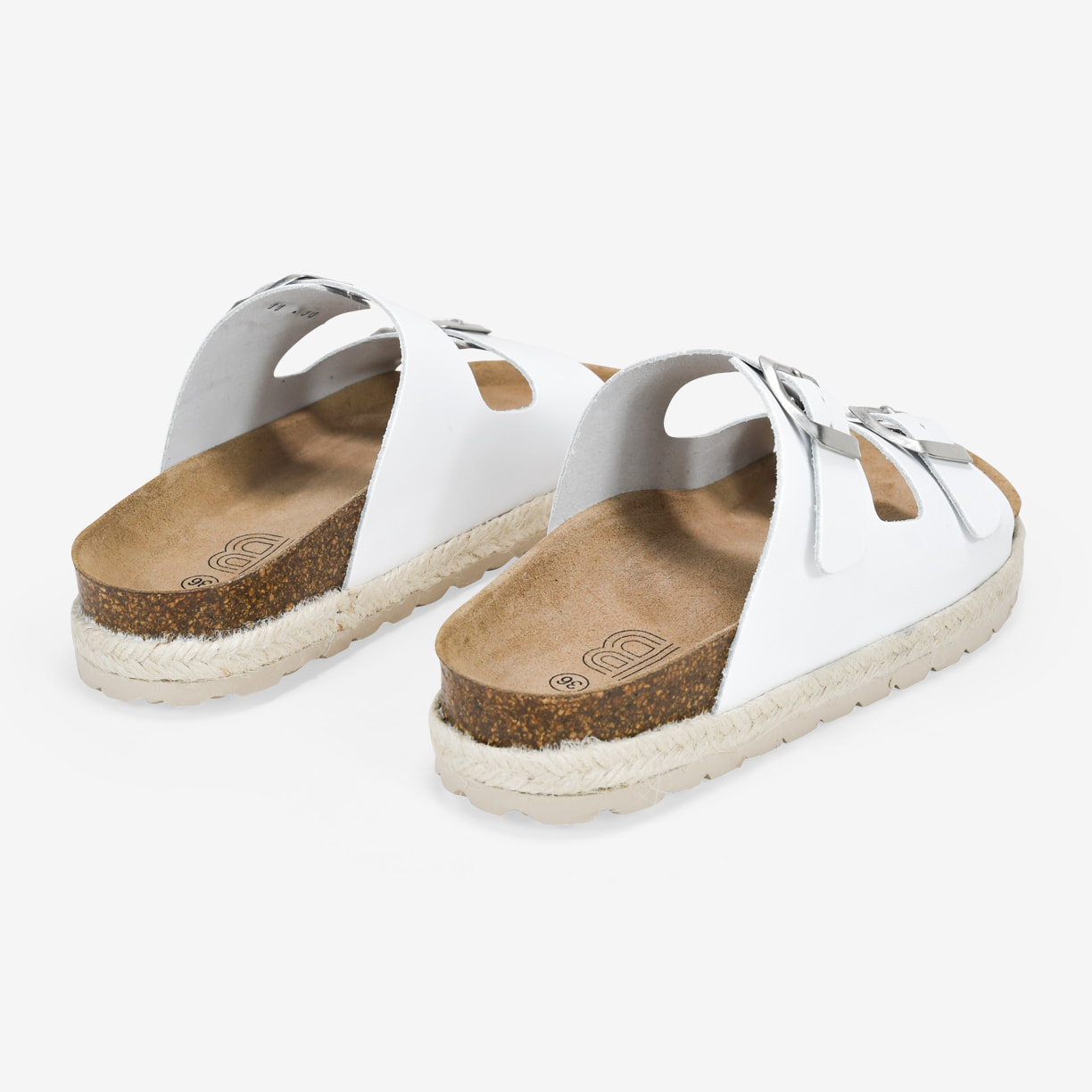 Sandalias planas de piel blancas con suela de corcho y esparto