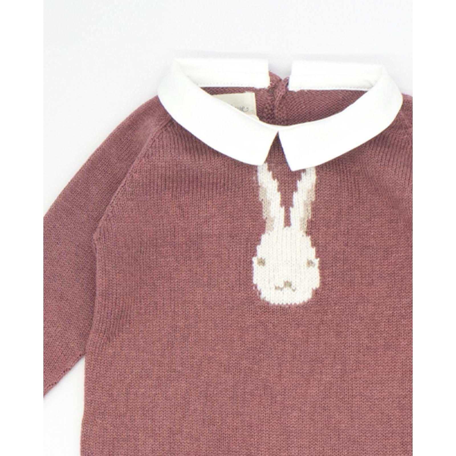 Pelele malva con dibujo de conejo en el centro