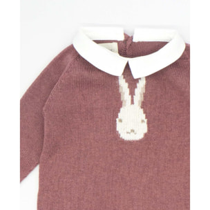 Pelele malva con dibujo de conejo en el centro