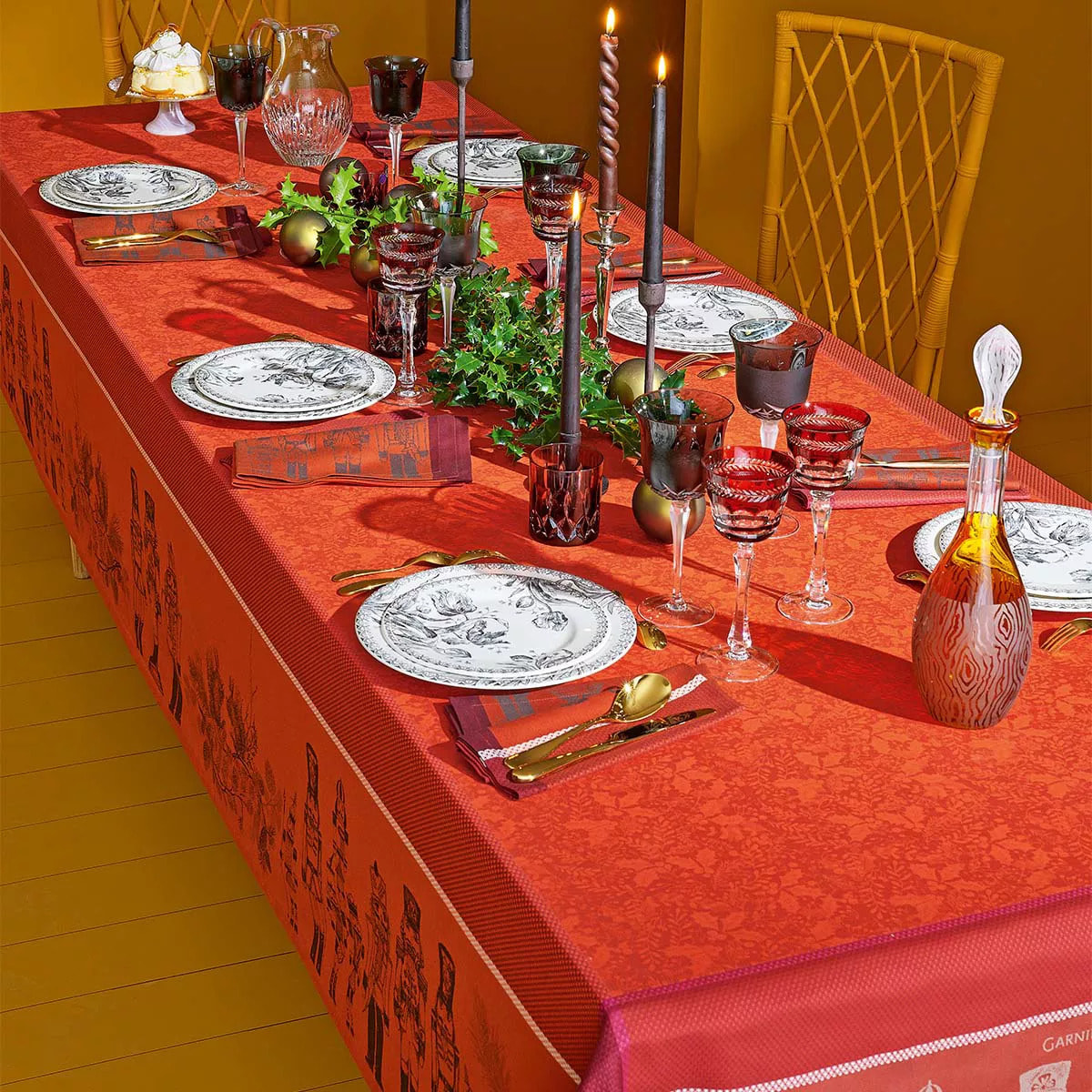 Chemin de table pur coton anti tache motif jacquard Casse noisettes rouge festif