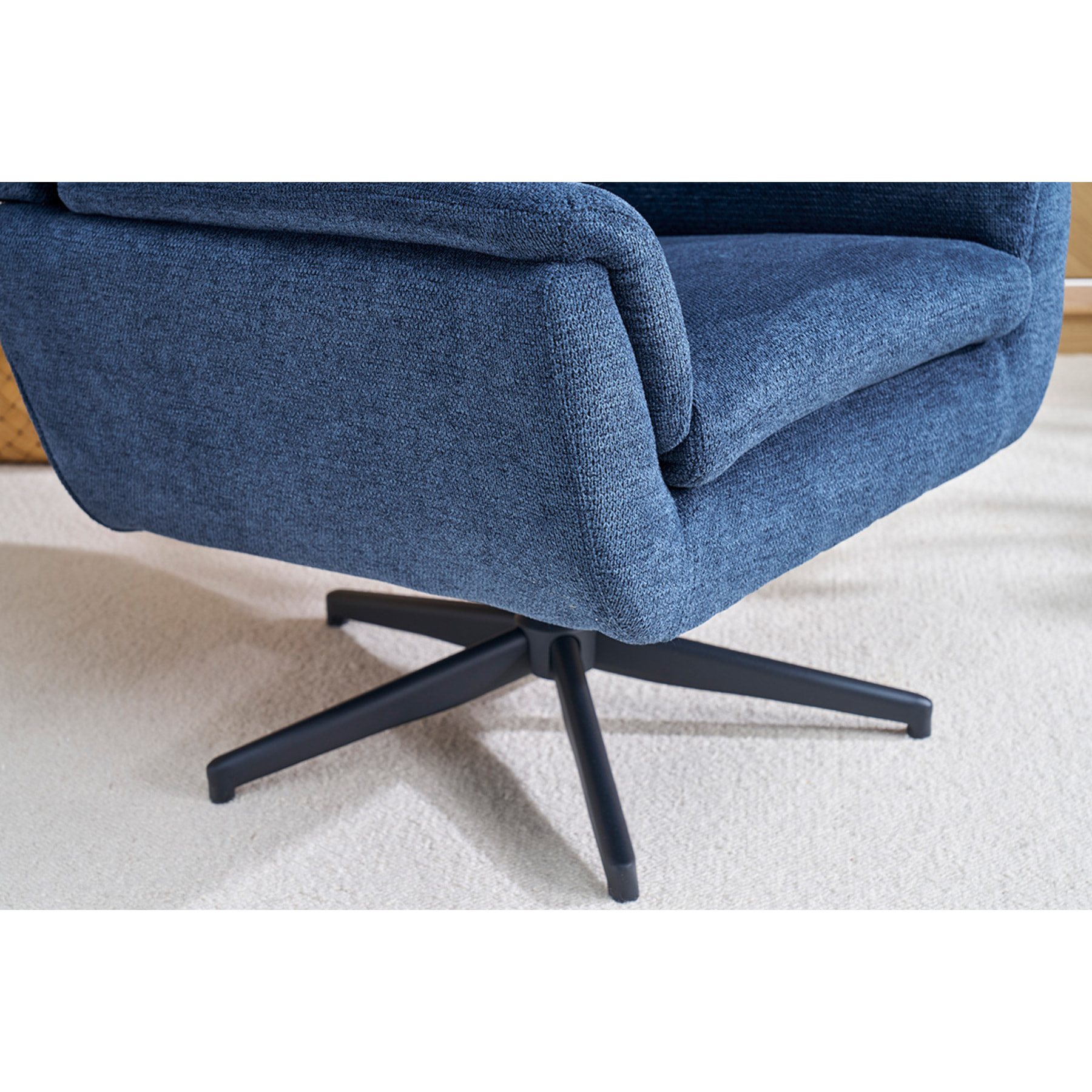 Fauteuil pivotant en tissu chenille bleu foncé et métal noir JONAH
