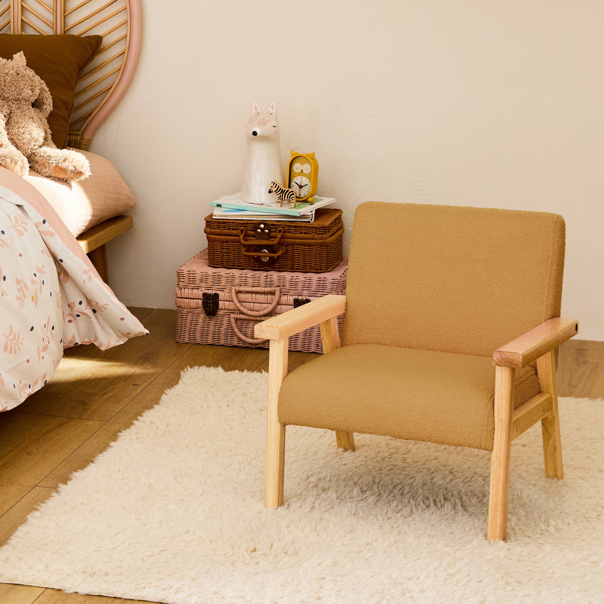Fauteuil enfant en bois et tissu bouclette moutarde. ISAK L 47 x P 43.5 x H 50cm