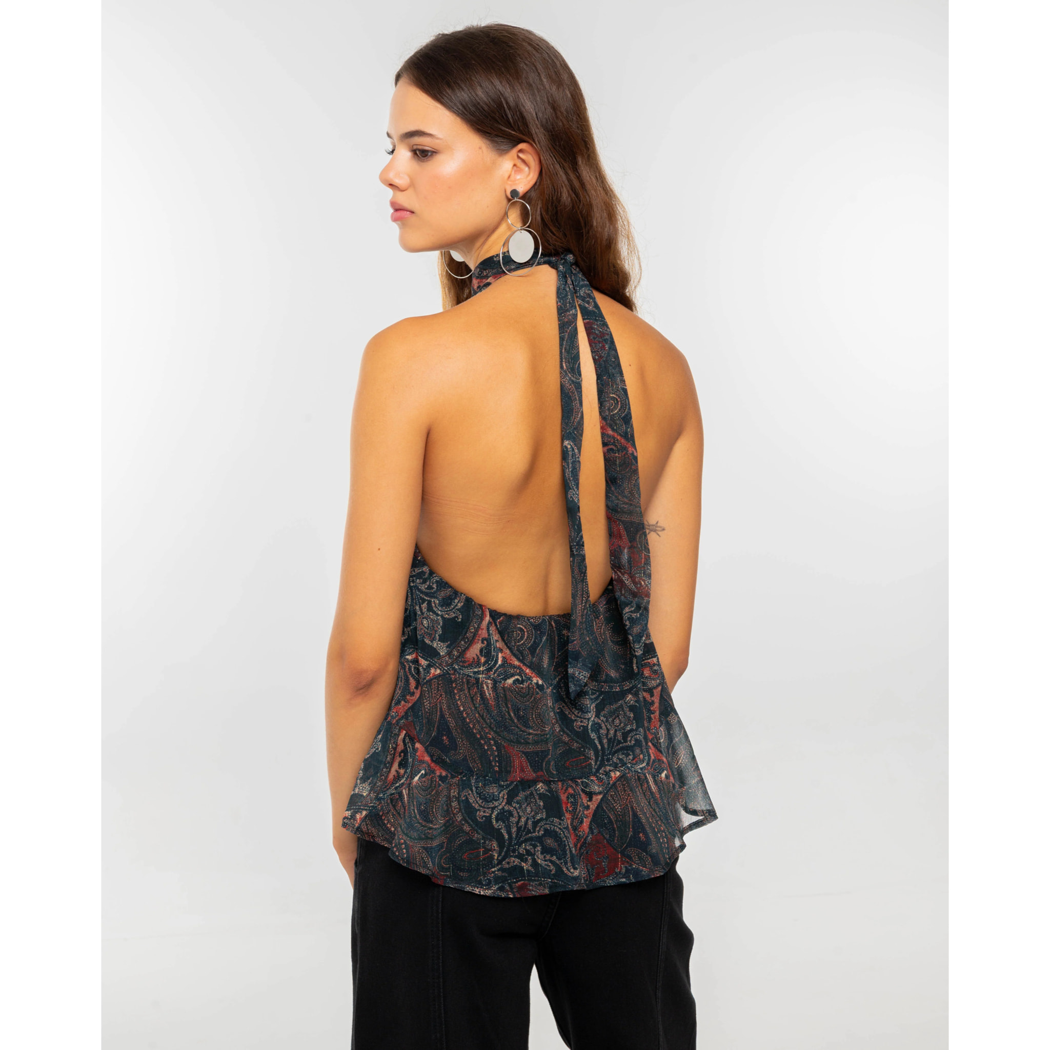 Blusa halter estampada abierta por delante con volantes