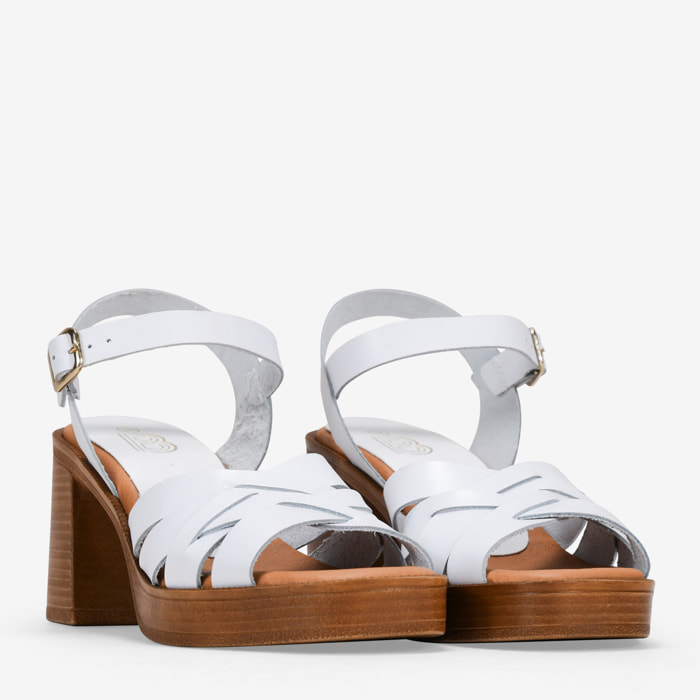 Sandalias de tacón blancas en piel con hebilla