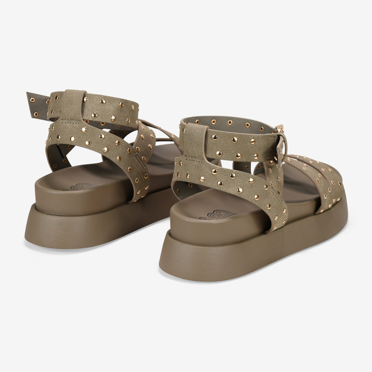 Sandalias de plataforma taupe con tachas metálicas