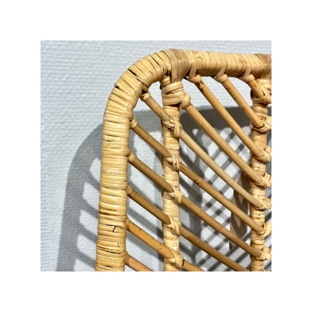Chaise en rotin naturel tressé avec coussin blanc – RATTAN 2