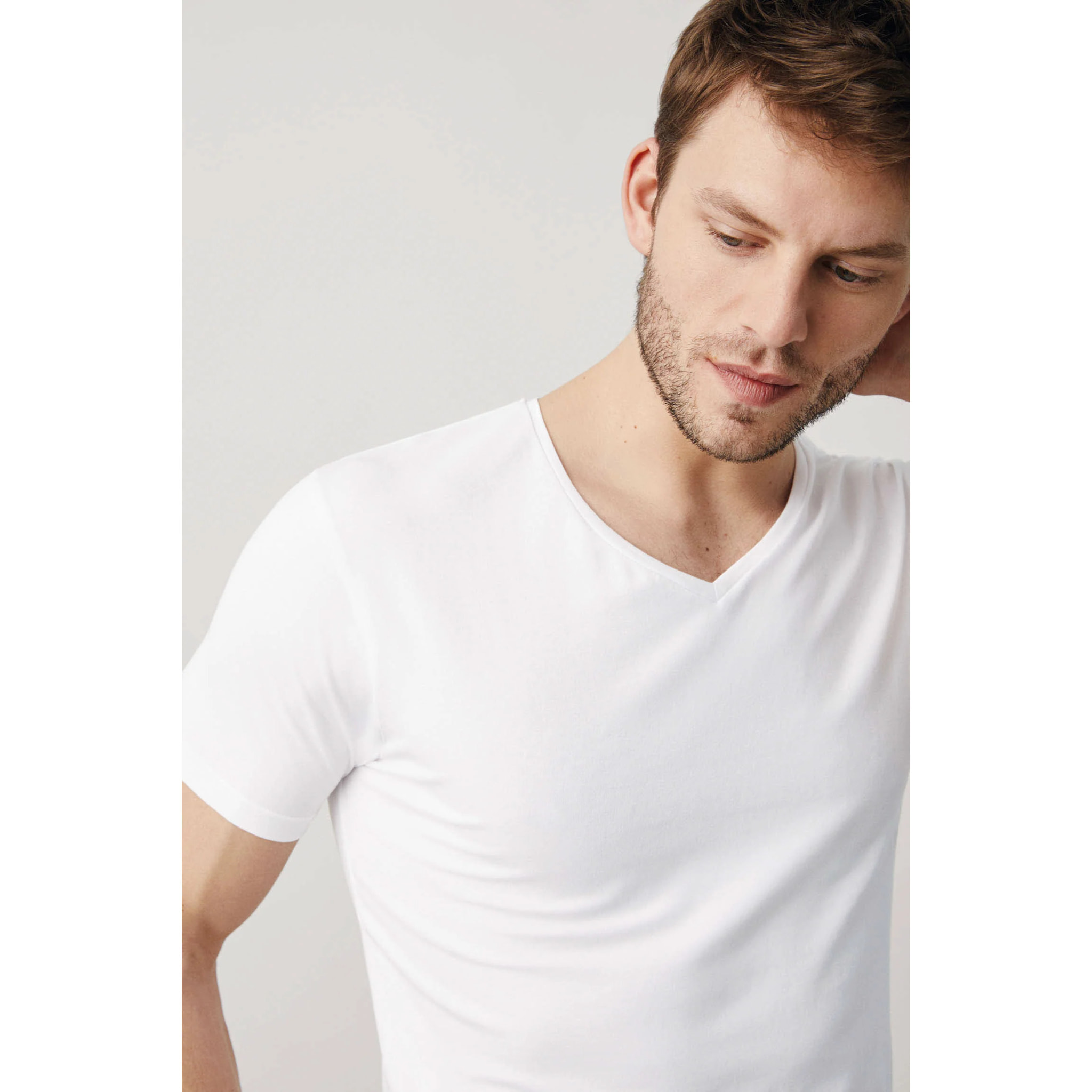 Maglietta bianca in cotone a maniche corte con scollo a V