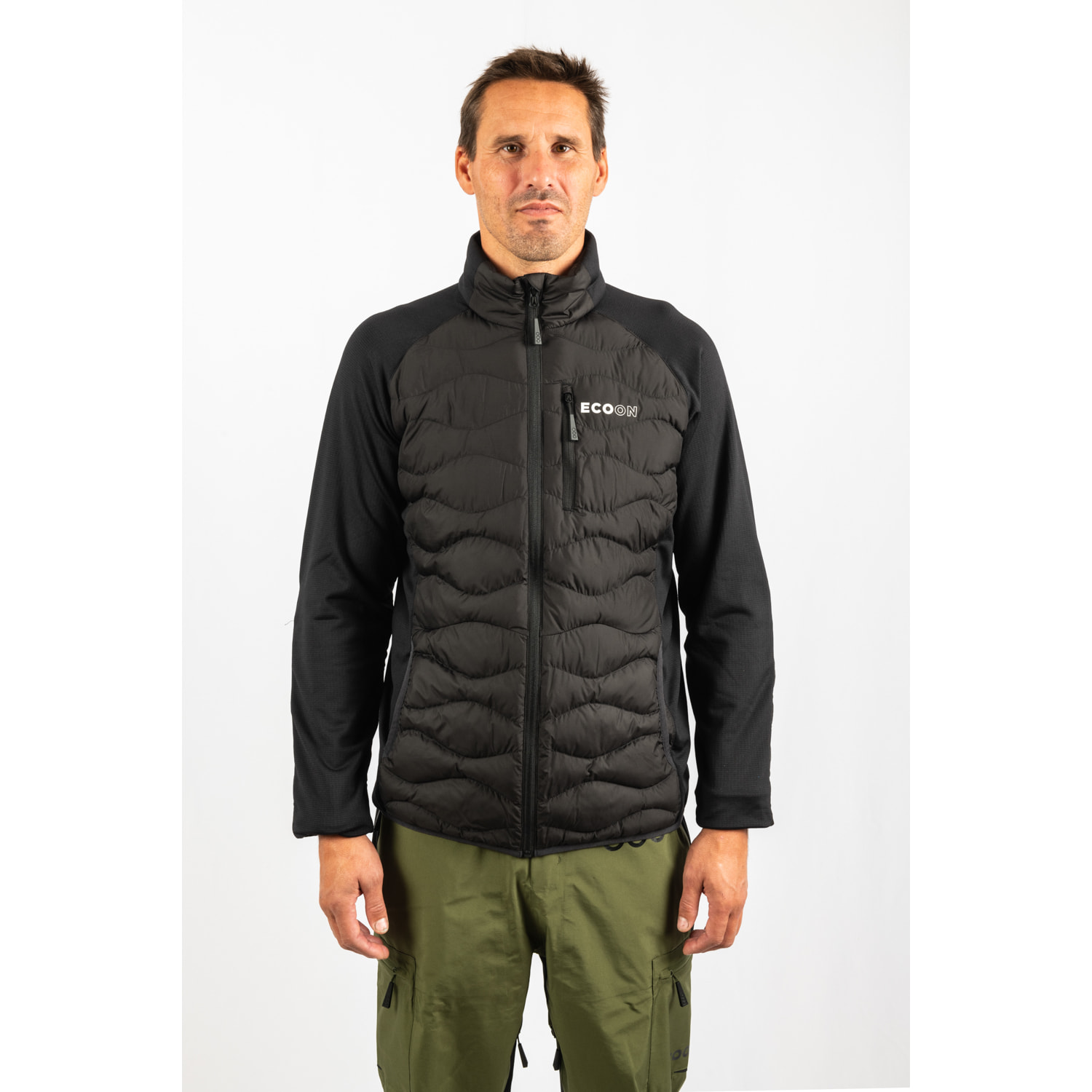 Chaqueta ECOActive Hybrid Insulated Jacket marca ECOON - Negro con marca en blanco
