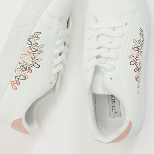 Sneakers in simil pelle con ricamo laterale