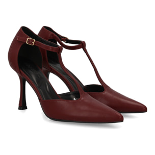 Zapato de salón con tacón alto y punta afilada