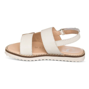 Sandalia blanca en piel con detalle de estrella color oro