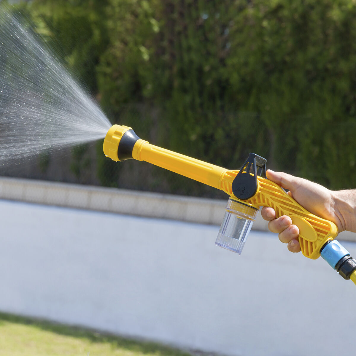 Pack Pistolet à Eau à Pression avec Réservoir 8 en 1 et Tuyau d’Arrosage Extensible InnovaGoods
