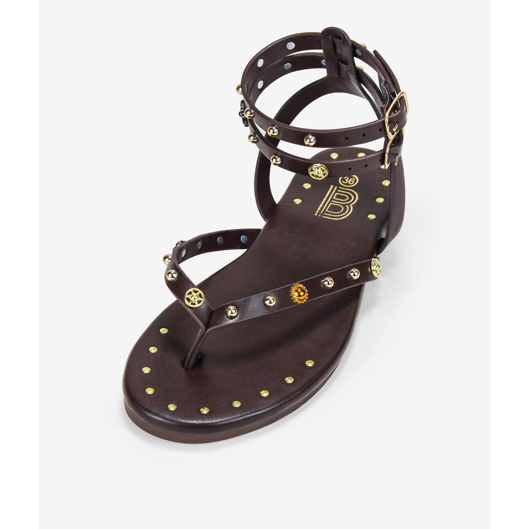 Sandalias planas marrones con tachuelas y doble pulsera