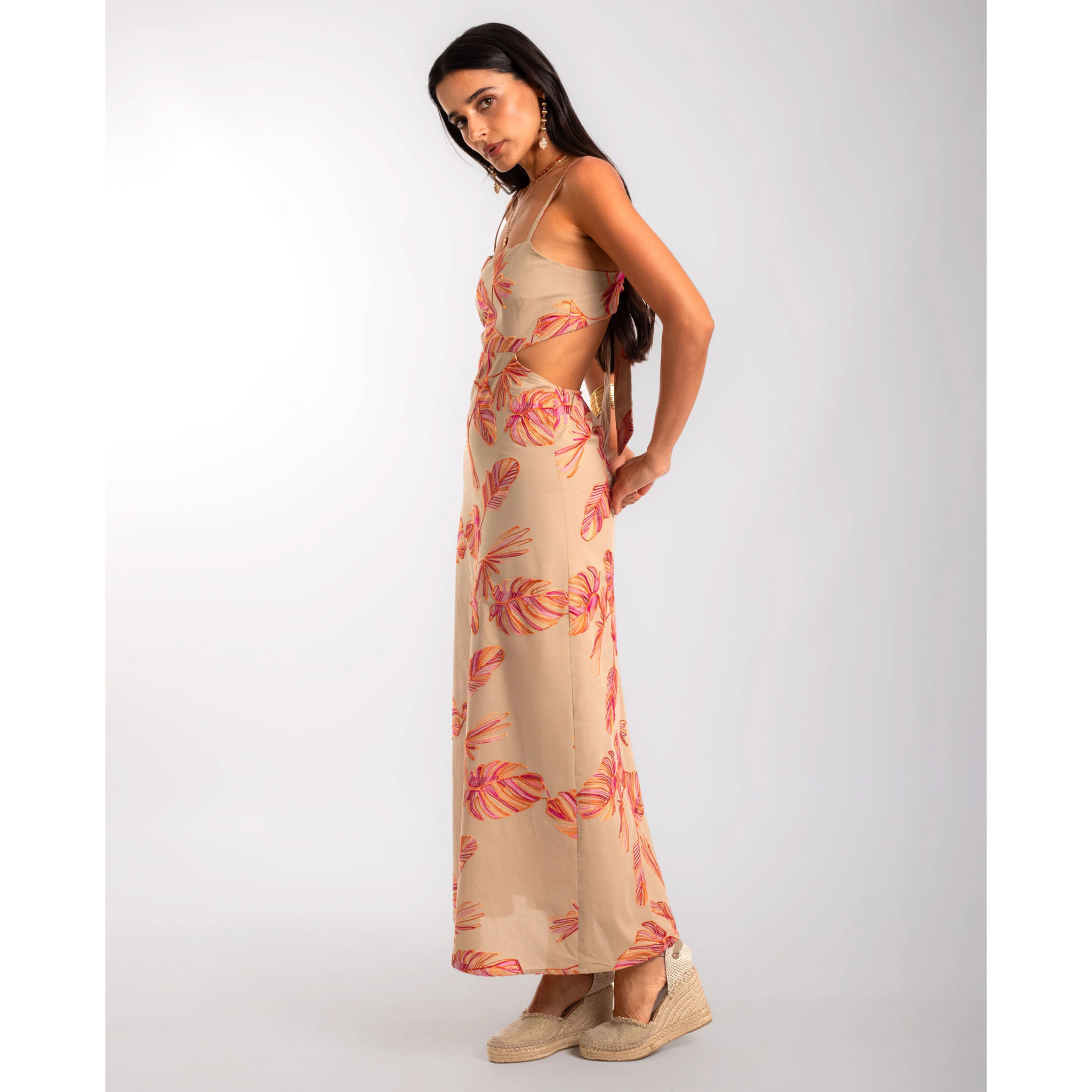 Vestido midi con bordado floral, espalda descubierta y lazada ajustable.