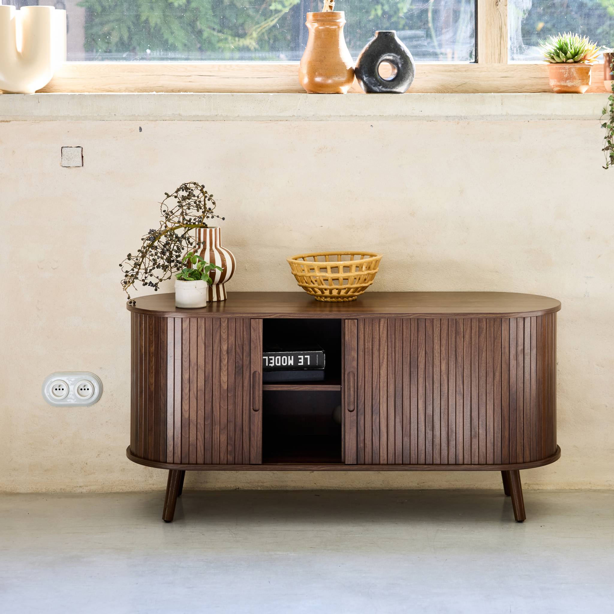 Meuble TV scandinave 2 portes coulissantes. 4 compartiments. effet bois rainuré noyer. L120 x 40 x 57 cm