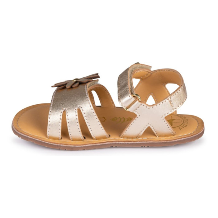 SANDALIA BAREFOOT ORO – FLOR METÁLICA Y DESTELLOS DORADOS