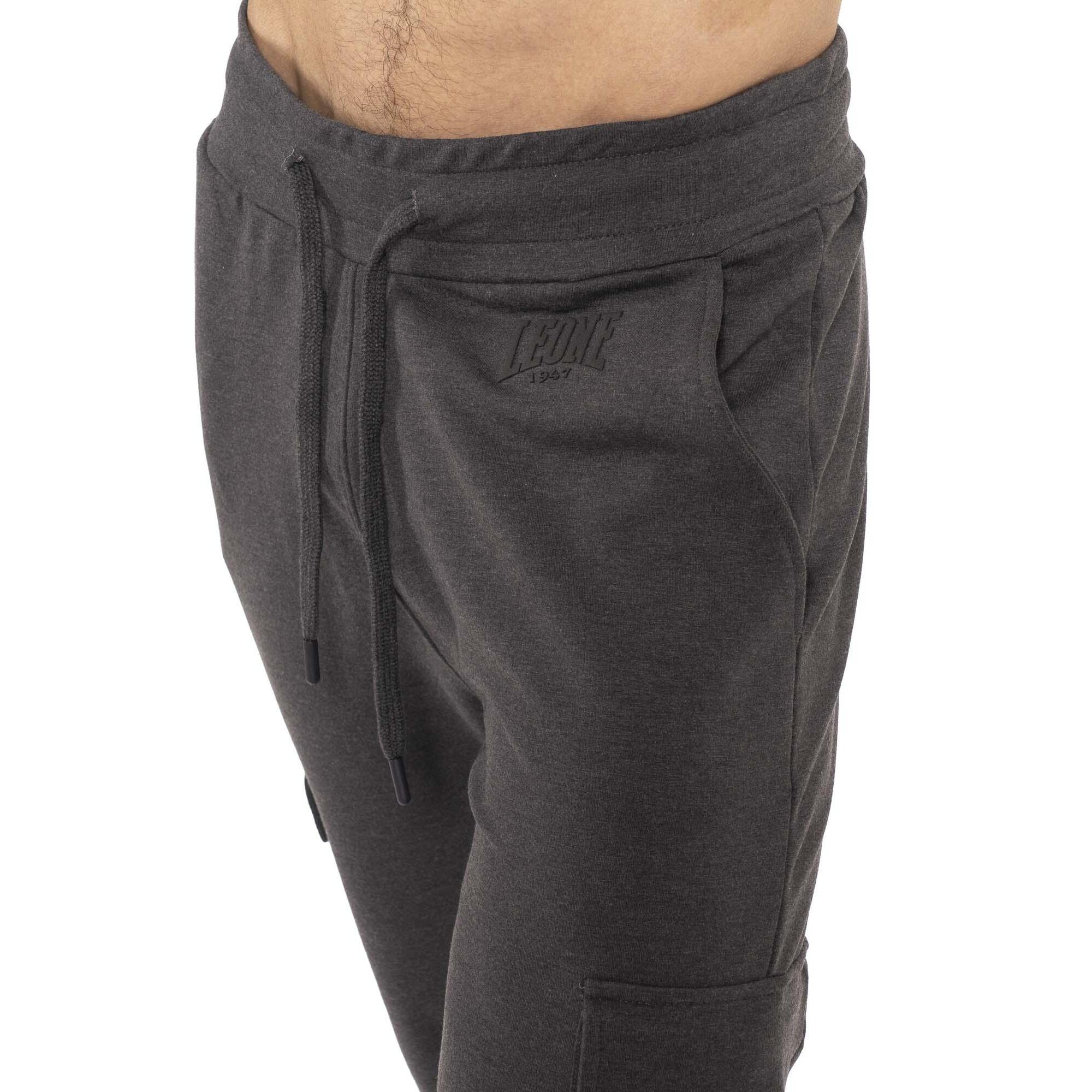 Pantalón cargo de hombre con pequeño logo "Basic"