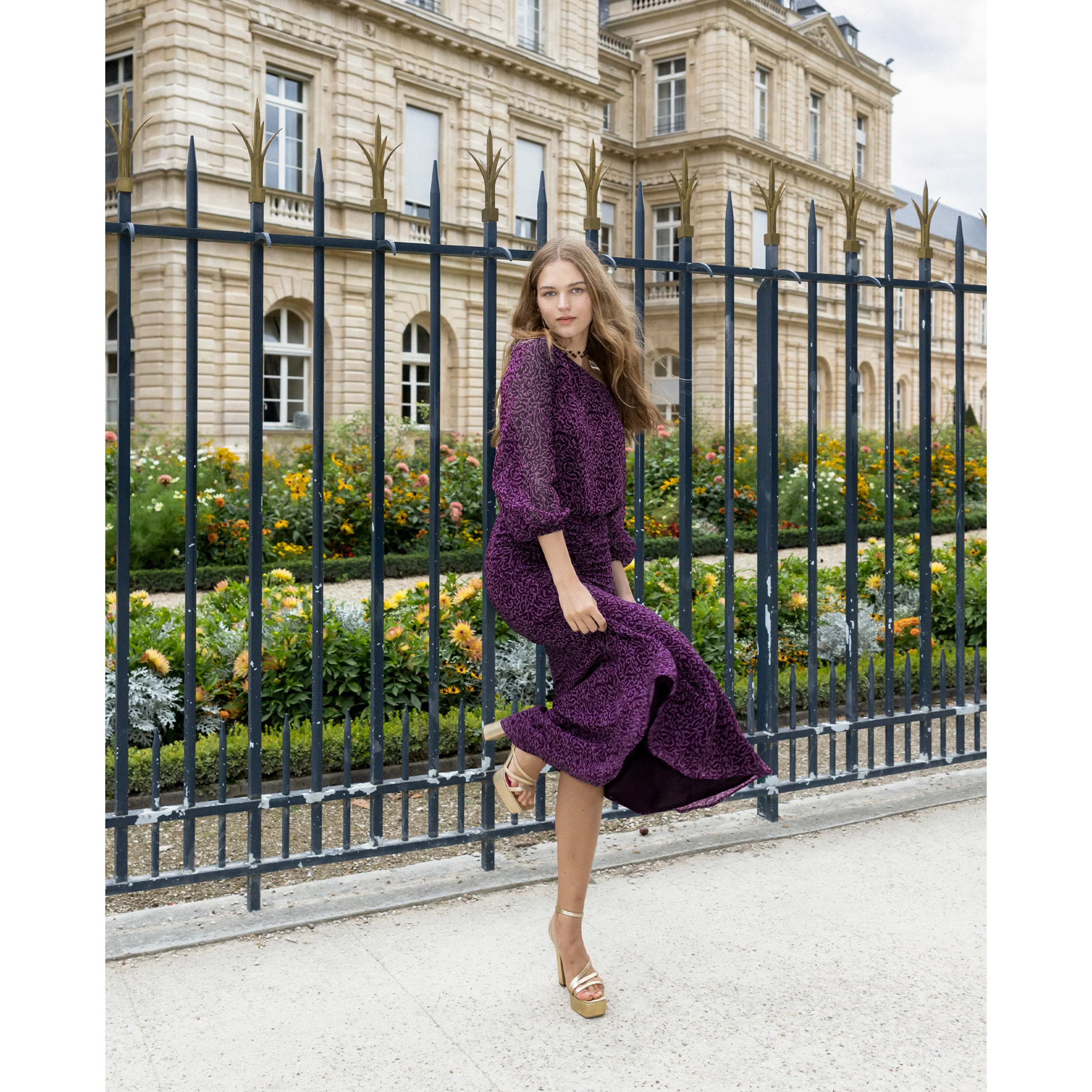 Falda midi con detalle de frunce en la cadera.