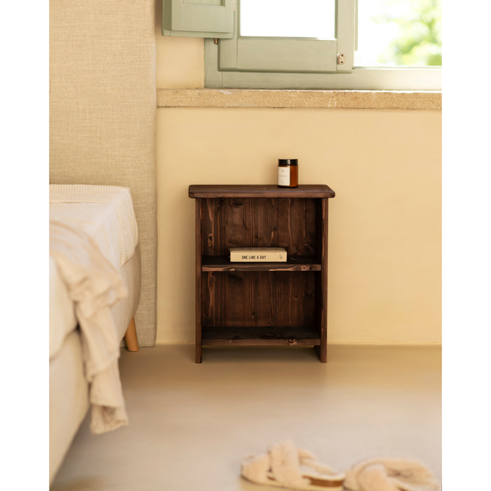 Mesita de noche de madera maciza en tono nogal de 50x42cm Alto: 50 Largo: 42 Ancho: 27