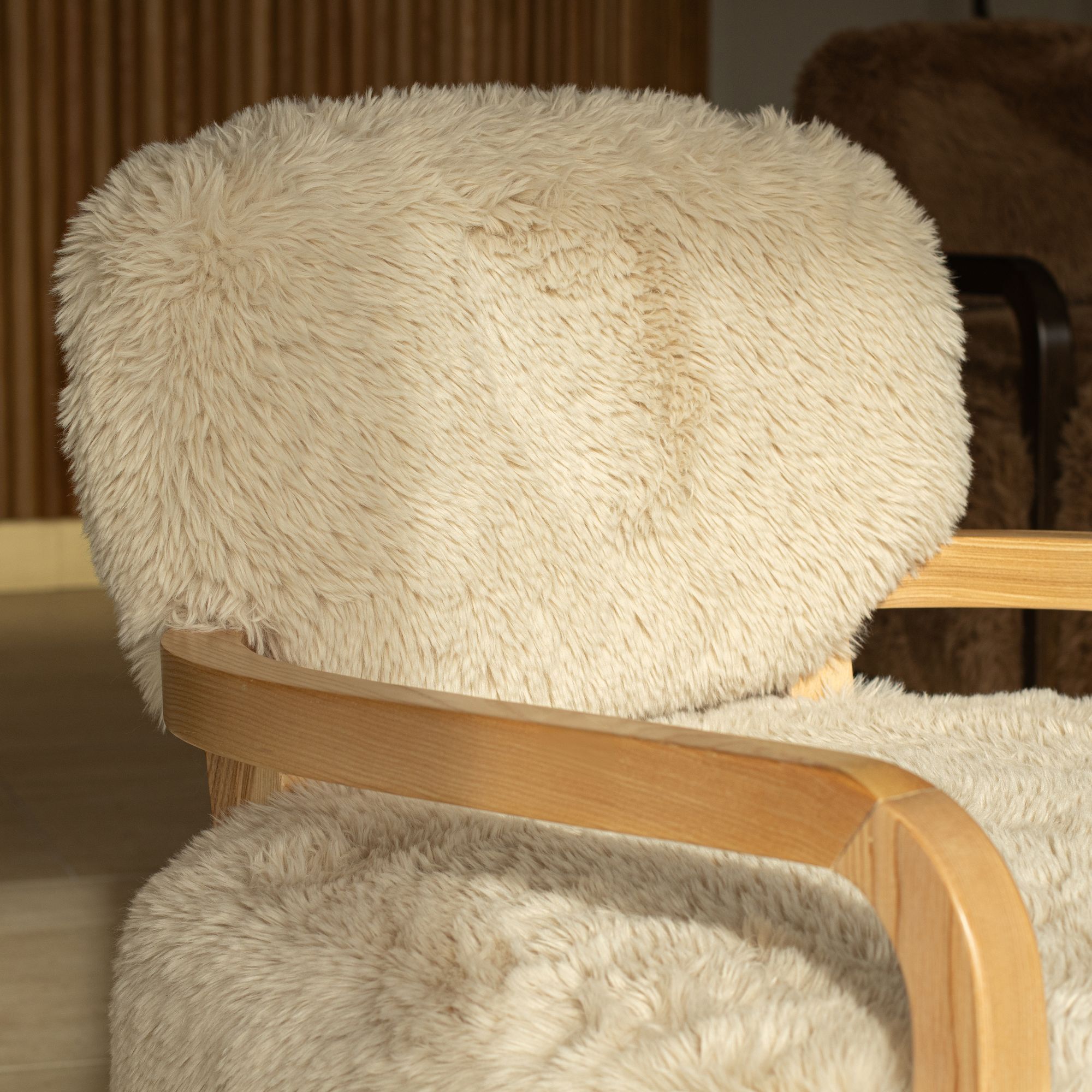 Fauteuil effet fourrure beige et structure en bois  YACK