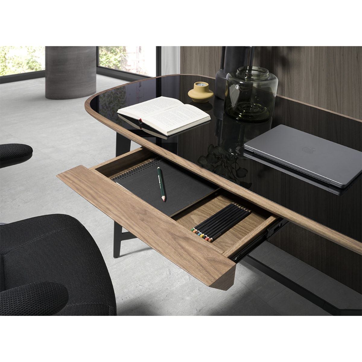 Escritorio Angel Cerda de nogal y cristal 140x72x76cm